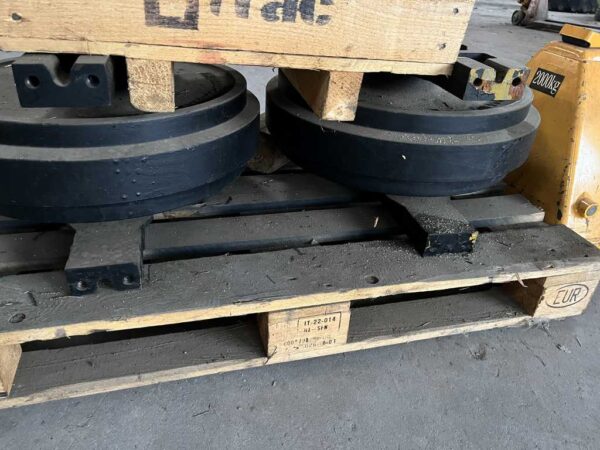 Forhjule som passer til Volvo SE210 og Samsung MX225 gravemaskiner.